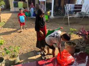 Sorang anak sedang mengantri bibibi untuk mendapatkan makanan