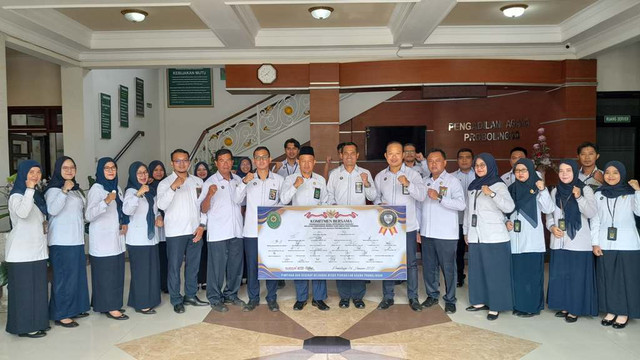 Foto Berasam: Pegawai Pengadilan Agama Probolinggo usai melaksanakan Penandatanganan Pakta Integritas