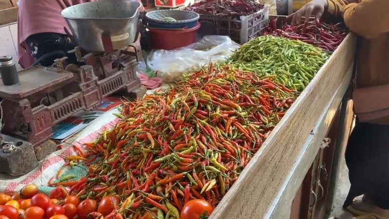 Terpantau Cabai dan Tomat mengalami penurunan harga di Pasar Baru Kota Probolinggo
