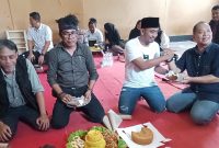 Walikota Lira Probolinggo Louis Hariona bersama Bupati Lira Probolinggo ketika hadir di acara HPN 2025.