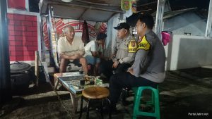 Briptu Ridho Khorianda dan rekan sedang ngopi bareng M Yusuf sambil diskusi tentang situasi