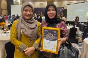 Didampingi Plt. Diskominfo, Wakil Walikota Ina Dwi Lestari Hadir untuk menerima penghargaan IKT '2025