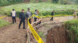 Pastikan Ekonomi Tak Lumpuh, Legislator PDI Perjuangan Pantau Jembatan Longsor di Sukapura