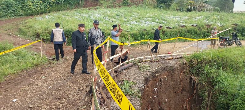 Pastikan Ekonomi Tak Lumpuh, Legislator PDI Perjuangan Pantau Jembatan Longsor di Sukapura