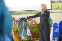 Pelaksanaan bimbingan teknis strategi inovatif olah sampah organik dengan compost bag.