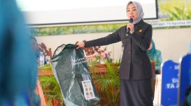 Pelaksanaan bimbingan teknis strategi inovatif olah sampah organik dengan compost bag.