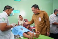 Wali Kota Aminuddin melihat proses khitanan massal dalam rangka perkuat pelayanan kesehatan dan kepedulian sosial 
