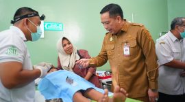 Wali Kota Aminuddin melihat proses khitanan massal dalam rangka perkuat pelayanan kesehatan dan kepedulian sosial 