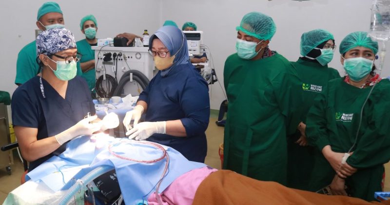 Bupati Haris saat melihat lebih dekat proses operasi bibir sumbing
