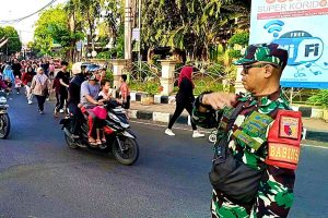 Babinsa Kebonsari Kulon Hasbul saat lakukan keamanan rute jalan santai