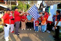 Lurah Kebonsari Kulon Ahmad Isnaini saat melepas peserta jalan santai PHBN RW9 Bonsakul