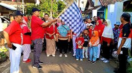 Lurah Kebonsari Kulon Ahmad Isnaini saat melepas peserta jalan santai PHBN RW9 Bonsakul
