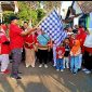 Lurah Kebonsari Kulon Ahmad Isnaini saat melepas peserta jalan santai PHBN RW9 Bonsakul