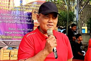 Lurah Kebonsari Kulon Ahmad Isnaini saat memberikan sambutan dihadapan para peserta jalan santai