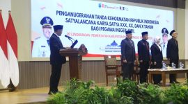 proses penyerahan  Penghargaan Satyalancana Karya Satya