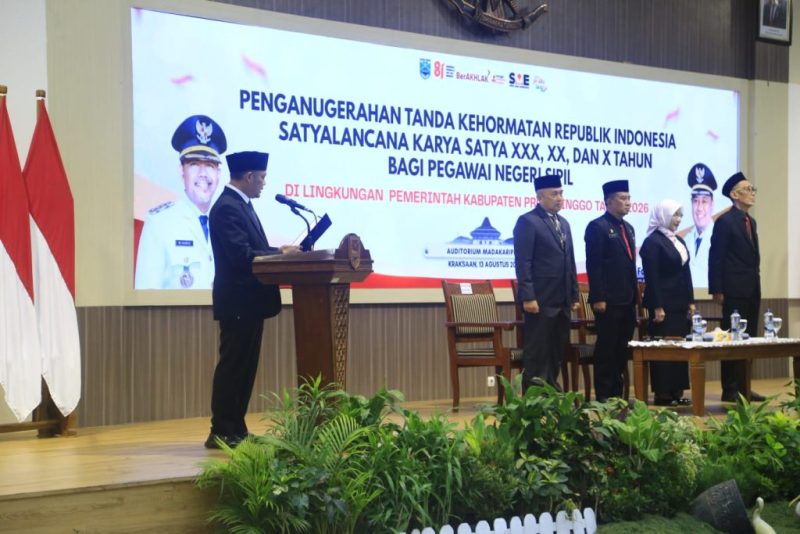 proses penyerahan  Penghargaan Satyalancana Karya Satya