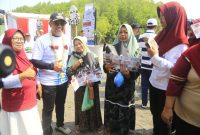 Bupati Haris dalam kegiatan Relawan Bakti BUMN di Pantai Bahak Indah 