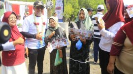 Bupati Haris dalam kegiatan Relawan Bakti BUMN di Pantai Bahak Indah 