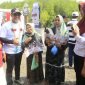 Bupati Haris dalam kegiatan Relawan Bakti BUMN di Pantai Bahak Indah 
