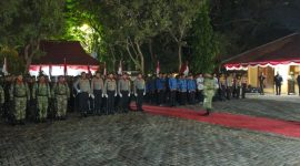 Pelaksanaan apel kehormatan dan renungan suci di  TMP Kraksaan Berlangung Khidmat