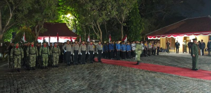 Pelaksanaan apel kehormatan dan renungan suci di  TMP Kraksaan Berlangung Khidmat