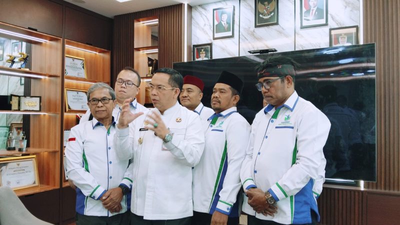 Wali Kota Aminuddin bersama jajaran pengurus GAPEMBI Kota Probolinggo