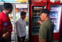 Sekda Budiono Wirawan saat melakukan penertiban pelanggaran Perda nomor 5 tahun 2015 tentang pengendalian dan pengawasan peredaran dan penjualan minuman beralkohol. 