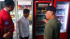 Sekda Budiono Wirawan saat melakukan penertiban pelanggaran Perda nomor 5 tahun 2015 tentang pengendalian dan pengawasan peredaran dan penjualan minuman beralkohol. 