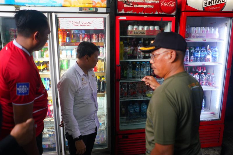Sekda Budiono Wirawan saat melakukan penertiban pelanggaran Perda nomor 5 tahun 2015 tentang pengendalian dan pengawasan peredaran dan penjualan minuman beralkohol. 