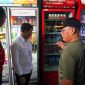 Sekda Budiono Wirawan saat melakukan penertiban pelanggaran Perda nomor 5 tahun 2015 tentang pengendalian dan pengawasan peredaran dan penjualan minuman beralkohol. 