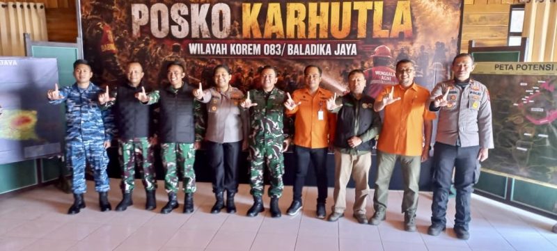 Danrem 083/Bdj Kolonel Inf Wahyu Ramadhanus Suryawan bersama sejumlah pihak dalam rapat kordinasi evaluasi dan penutupan Posko Karhutla TNBTS  
