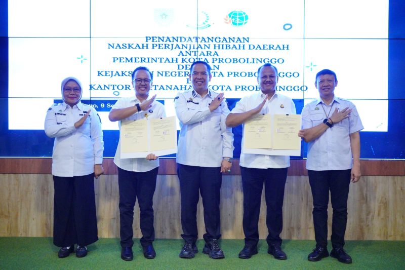 Pemerintah Kota ( Pemkot ) Probolinggo melaksanakan penandatanganan naskah hibah tanah kepada Kantor Pertanahan Kota Probolinggo 