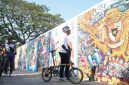 Bupati Probolinggo Mohammad Haris melihat langsung hasil kompetisi mural dalam rangka Probolinggo Anti Corruption Fest 2026
