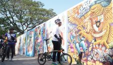 Bupati Probolinggo Mohammad Haris melihat langsung hasil kompetisi mural dalam rangka Probolinggo Anti Corruption Fest 2026