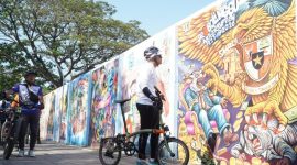 Bupati Probolinggo Mohammad Haris melihat langsung hasil kompetisi mural dalam rangka Probolinggo Anti Corruption Fest 2026