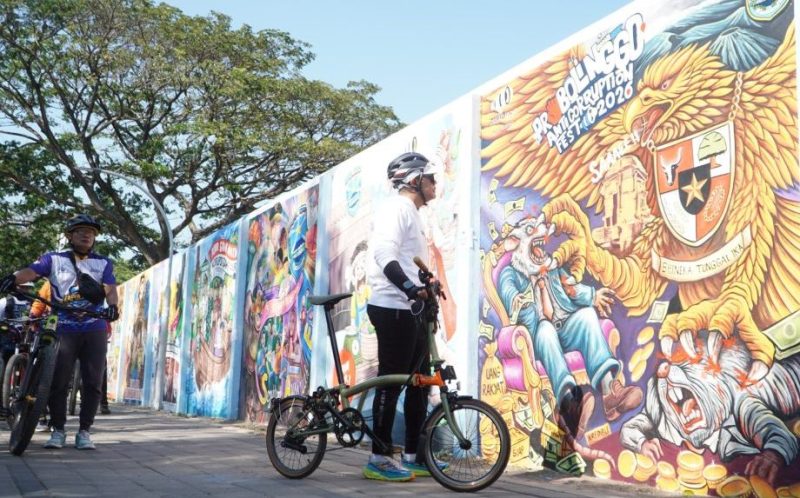 Bupati Probolinggo Mohammad Haris melihat langsung hasil kompetisi mural dalam rangka Probolinggo Anti Corruption Fest 2026