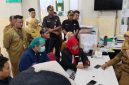 Bupati Haris saat melakukan kunjungan ke RSUD Waluyo Jati Kabupaten Probolinggo menindaklanjuti viralnya kasus pelayanan rumah sakit.