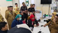 Bupati Haris saat melakukan kunjungan ke RSUD Waluyo Jati Kabupaten Probolinggo menindaklanjuti viralnya kasus pelayanan rumah sakit.