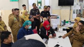 Bupati Haris saat melakukan kunjungan ke RSUD Waluyo Jati Kabupaten Probolinggo menindaklanjuti viralnya kasus pelayanan rumah sakit.