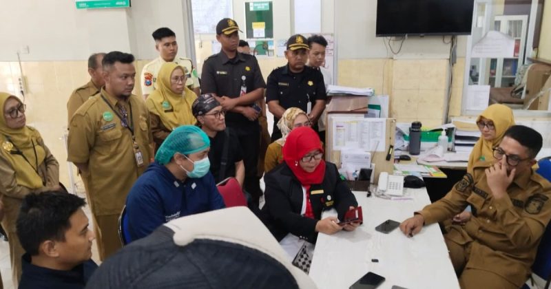 Bupati Haris saat melakukan kunjungan ke RSUD Waluyo Jati Kabupaten Probolinggo menindaklanjuti viralnya kasus pelayanan rumah sakit.
