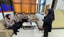 Pelatihan Bahasa Isyarat bagi Personel Satpas yang digelar di Kantor Satpas Polres Probolinggo
