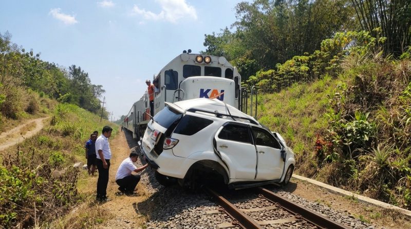 Insiden temperan yang melibatkan KA 239F (Ijen Ekspres) relasi Malang–Ketapang dengan mobil mini bus di petak jalan Tanggul (TGL) – Bangsalsari (BSS), tepatnya di Km 173+060, pada Kamis (17/9) 