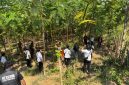 Rekonstruksi perkara dugaan pembunuhan terhadap seorang perempuan yang ditemukan di dalam sumur di Desa Alas Sumur, Kecamatan Kraksaan, Kabupaten Probolinggo.