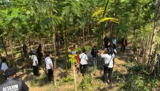 Rekonstruksi perkara dugaan pembunuhan terhadap seorang perempuan yang ditemukan di dalam sumur di Desa Alas Sumur, Kecamatan Kraksaan, Kabupaten Probolinggo.
