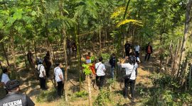 Rekonstruksi perkara dugaan pembunuhan terhadap seorang perempuan yang ditemukan di dalam sumur di Desa Alas Sumur, Kecamatan Kraksaan, Kabupaten Probolinggo.