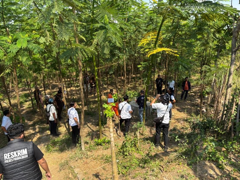 Rekonstruksi perkara dugaan pembunuhan terhadap seorang perempuan yang ditemukan di dalam sumur di Desa Alas Sumur, Kecamatan Kraksaan, Kabupaten Probolinggo.