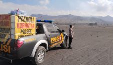 Polsek Sukapura Polres Probolinggo di kawasan Lautan Gunung Bromo memantau pergerakan dan situasi