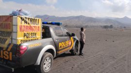 Polsek Sukapura Polres Probolinggo di kawasan Lautan Gunung Bromo memantau pergerakan dan situasi 