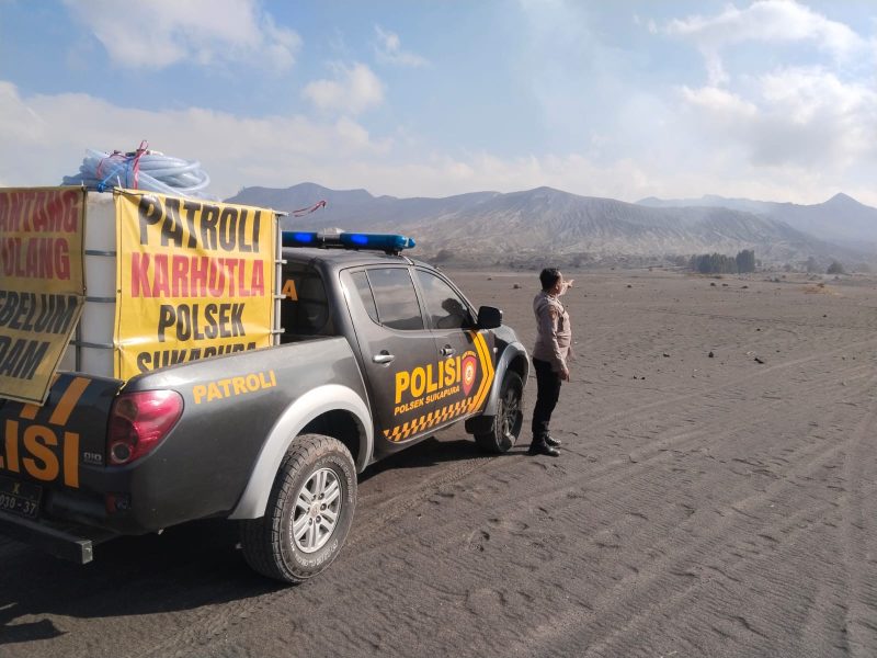 Polsek Sukapura Polres Probolinggo di kawasan Lautan Gunung Bromo memantau pergerakan dan situasi 