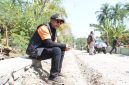Bupati Probolinggo Mohammad Haris turun langsung memantau sejumlah proyek pembangunan infrastruktur di wilayah Kecamatan Tiris